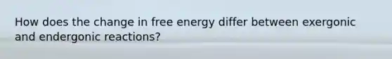 How does the change in free energy differ between exergonic and endergonic reactions?