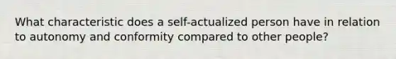 What characteristic does a self-actualized person have in relation to autonomy and conformity compared to other people?