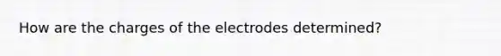 How are the charges of the electrodes determined?