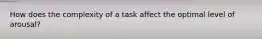 How does the complexity of a task affect the optimal level of arousal?