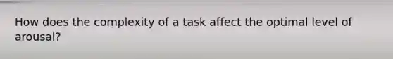 How does the complexity of a task affect the optimal level of arousal?