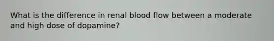 What is the difference in renal blood flow between a moderate and high dose of dopamine?