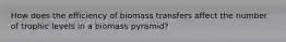 How does the efficiency of biomass transfers affect the number of trophic levels in a biomass pyramid?