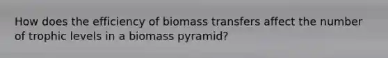 How does the efficiency of biomass transfers affect the number of trophic levels in a biomass pyramid?