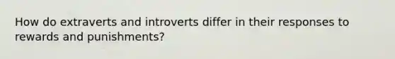 How do extraverts and introverts differ in their responses to rewards and punishments?