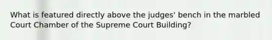 What is featured directly above the judges' bench in the marbled Court Chamber of the Supreme Court Building?