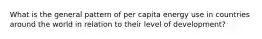 What is the general pattern of per capita energy use in countries around the world in relation to their level of development?