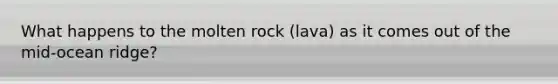 What happens to the molten rock (lava) as it comes out of the mid-ocean ridge?