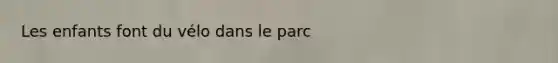 Les enfants font du vélo dans le parc