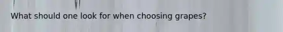 What should one look for when choosing grapes?