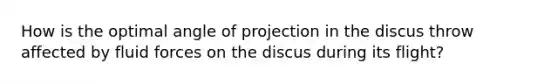 How is the optimal angle of projection in the discus throw affected by fluid forces on the discus during its flight?