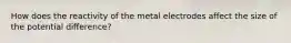 How does the reactivity of the metal electrodes affect the size of the potential difference?