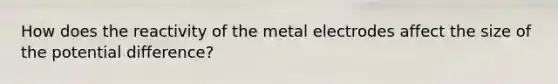 How does the reactivity of the metal electrodes affect the size of the potential difference?