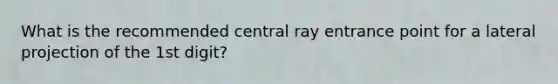 What is the recommended central ray entrance point for a lateral projection of the 1st digit?