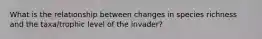 What is the relationship between changes in species richness and the taxa/trophic level of the invader?