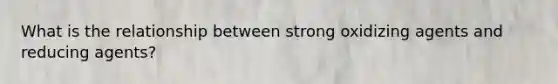 What is the relationship between strong oxidizing agents and reducing agents?