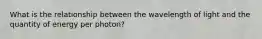 What is the relationship between the wavelength of light and the quantity of energy per photon?
