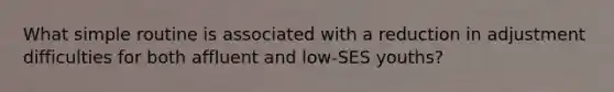 What simple routine is associated with a reduction in adjustment difficulties for both affluent and low-SES youths?