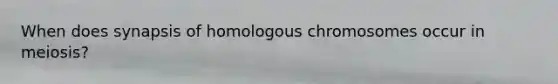 When does synapsis of homologous chromosomes occur in meiosis?